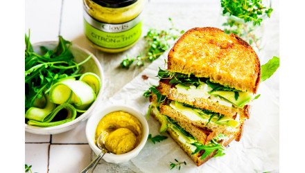Sandwiches courgettes, feta et roquette à la moutarde citron thym